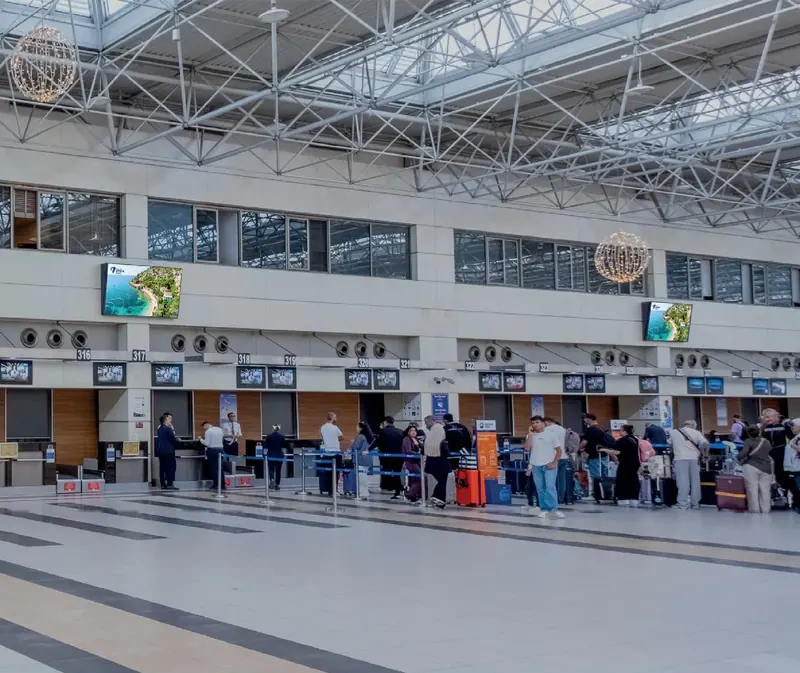 Antalya Havalimanı iç hatlar check-in salonu: 98″ yatay ekran reklam ekranı (T3-DP2-4-6)