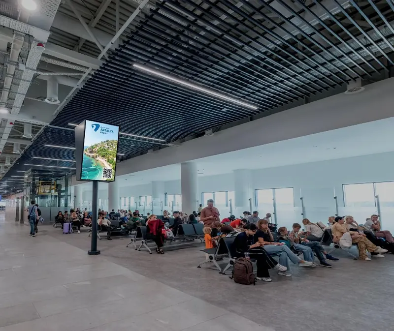Antalya Havalimanı iç hatlar giden yolcu koridoru: 86″ dikey ekran reklam ekranı (T4-SDP3)
